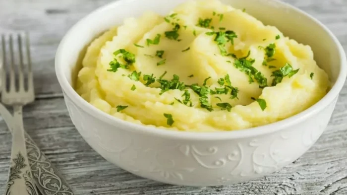 Картофеното пюре ще бъде крехко и кремообразно дори на следващия ден: ето какво да добавите